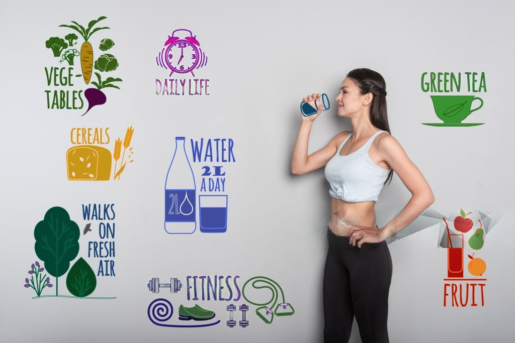 Young woman in sportswear drinking fresh water in the morning to boost metabolism and stay hydrated, representing the benefits of drinking water in the morning.